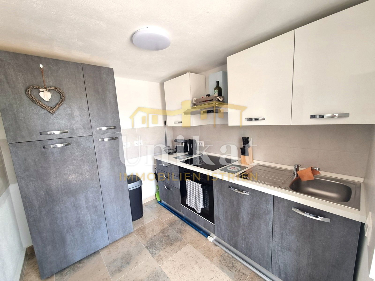 Renovirana kamnita hiša s bazenom 3 km od morja